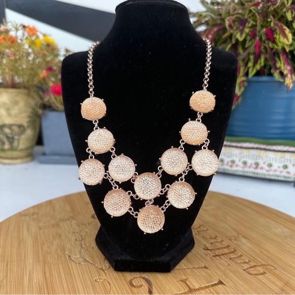 Gold tone unmarked statement necklace - Picture 4 of 15